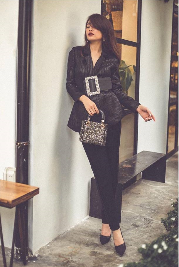 Bộ suit full đen từ đầu đến chân sang trọng và sành điệu giúp nữ ca sĩ nổi bật. Thắt lưng to bản là vũ khí giúp chia tỉ lệ Sh88bet đăng ký miễn phí hoàn hảo, giúp chân người đẹp dài ra thấy rõ.  