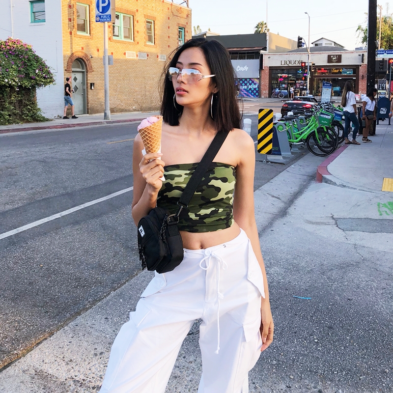 Chung sở thích diện crop top với đàn chị, Hoàng Thùy “chơi trội” cùng lựa chọn áo quây họa tiết camo, mix cùng quần ống rộng theo phong cách Hip Hop. khỏe khoắn.    