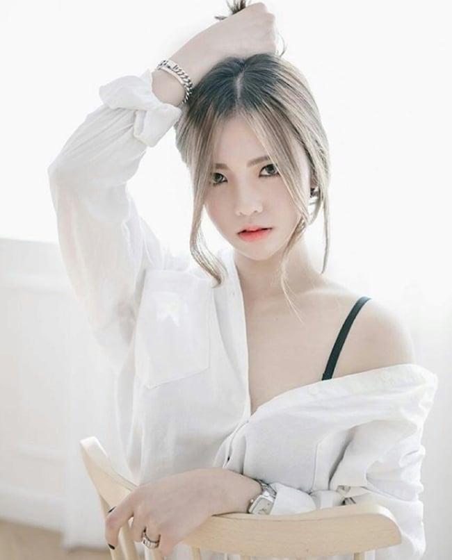 Người mẫu có biệt danh Candy còn e ấp hơn, chỉ để lộ một bên dây áo lót nhưng không hề thuyên giảm độ sexy.    