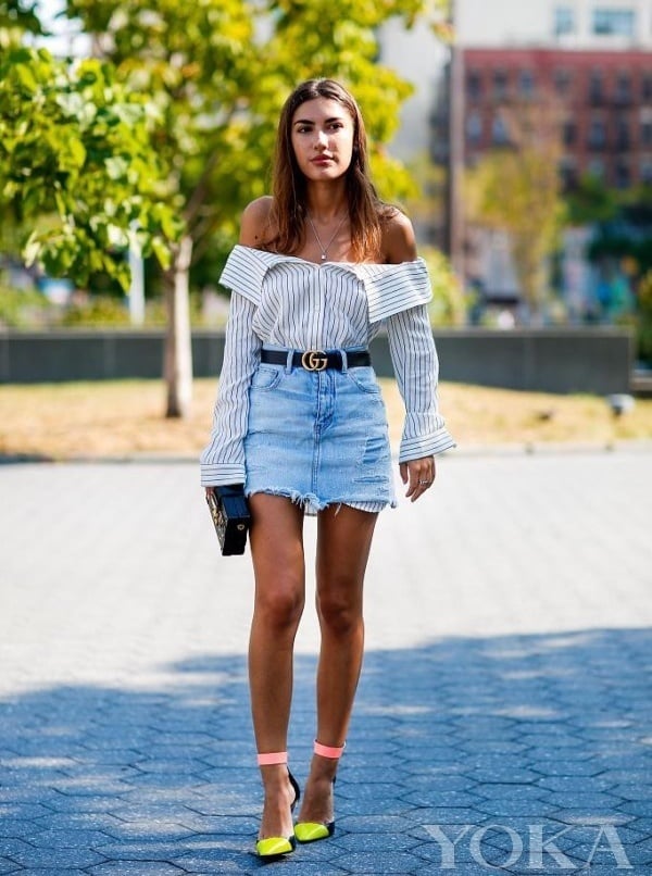Áo sơ mi trễ vai quyến rũ cùng chân váy denim năng động giúp bạn thêm trẻ trung và nổi bật giữa phố.    