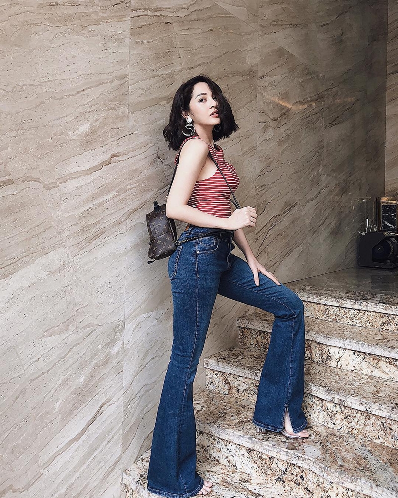 Khai thác lợi thế vóc dáng, Bảo Anh bắt cặp áo tank ôm sát cùng quần denim ống loe, tôn đường cong chữ “S” vạn người mê.    