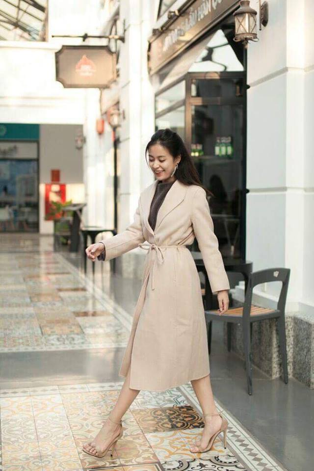 Có thể thấy, chọn giày cùng với tone màu outfit chính là bí quyết “hack” chiều cao thần sầu của người đẹp.  