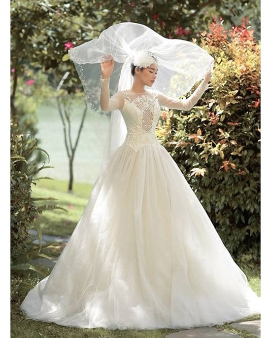 Với dáng váy xòe bồng, dù có lúp hay không, nữ diễn viên cũng vô cùng xinh đẹp.  
