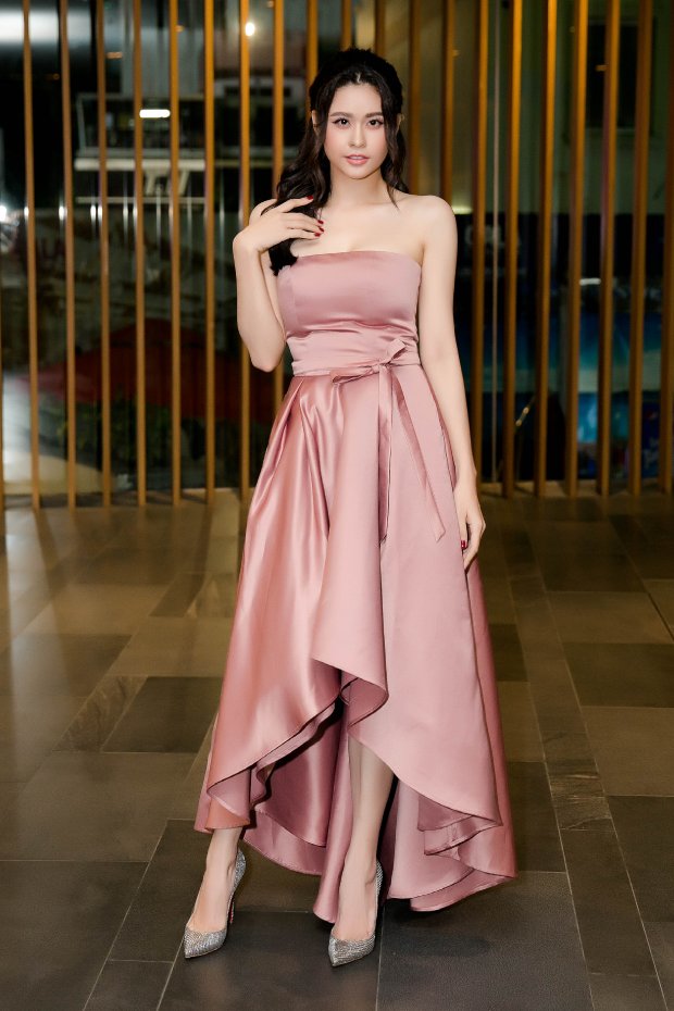 Kể từ sau lùm xùm ly hôn, mỗi lần xuất hiện Trương Quỳnh Anh khiến khán giả không khỏi xuýt xoa trước nhan sắc lẫn phong cách thời trang chỉn chu. Tuần qua, nữ diễn viên ghi điểm bằng bộ cánh màu hồng nhẹ nhàng kết hợp giầy cao gót ánh bạc.    