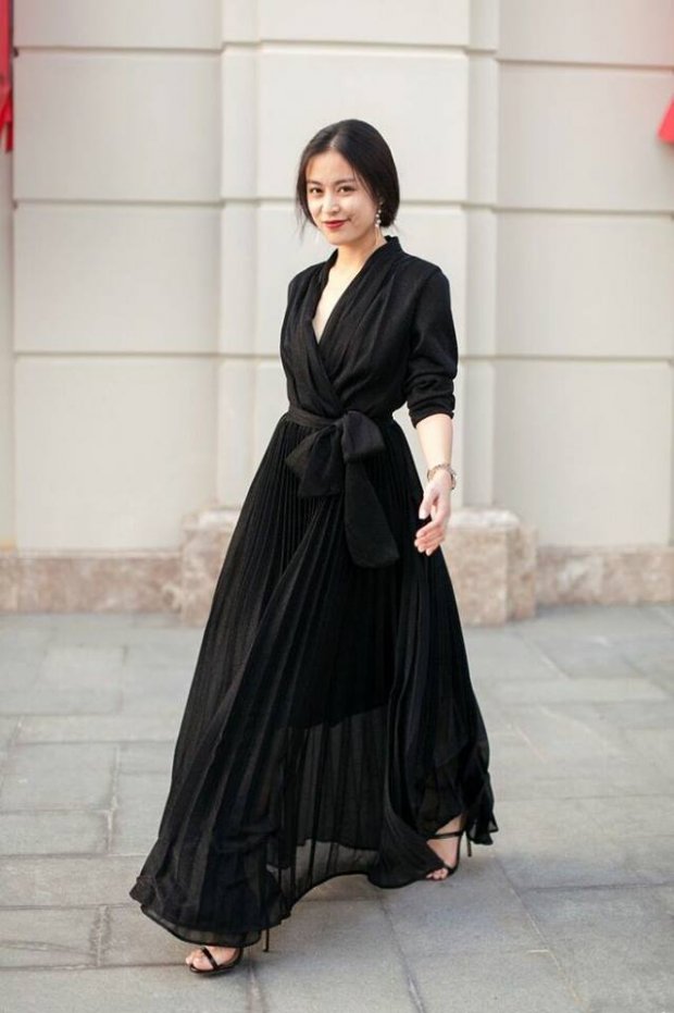 Giọng ca “Bánh trôi nước” hóa cô nàng ma mị, quyến rũ trong chiếc đầm đen dài, thắt eo.  