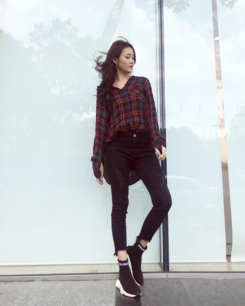 Trương Mỹ Nhân “cắm thùng” sơ mi kẻ tartan với quần skinny, tạo điểm nhấn bằng đôi giày thể thao Speed Trainers có giá 800 đôla của Balenciaga.    