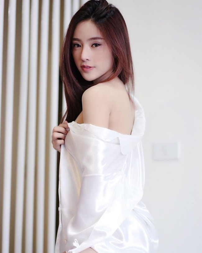 Dù mặc sơ mi trắng rõ rộng nhưng đường cong của Chadaphon Chaitep vẫn hiển hiện qua bức ảnh này.    
