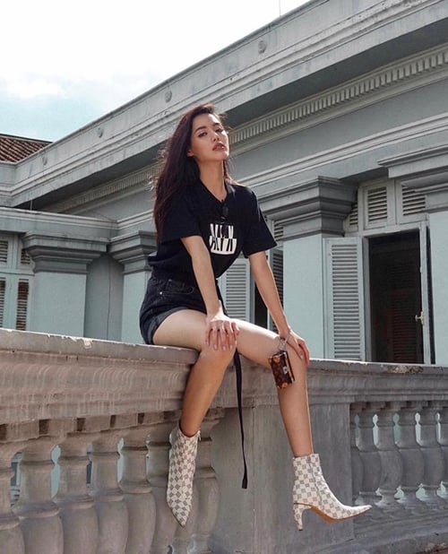 Khánh Linh tạo điểm nhấn cho Shbet999 com đăng nhập đơn giản bằng chiếc túi xách và đôi boots đắt đỏ cùng của Louis Vuitton.    
