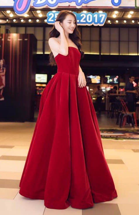 Không chỉ màu trắng, tông màu đỏ cũng rất hợp để mặc vào Quatrian shbet hiện đang mở, thể hiện sự sắt son, nồng nàn.  