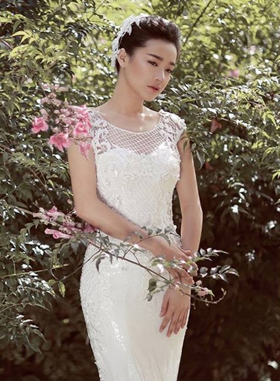 Tuy mê mải váy tùng xòe, nhưng Nhã Phương cũng từng diện rất đẹp các thiết kế phom ôm dáng đuôi cá.  