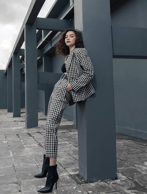 Bộ suit kẻ caro của Hà Hồ tuy đến từ một thương hiệu bình dân nhưng nhờ thần thái của khổ chủ mà trông đẳng cấp chẳng khác gì hàng hiệu.    
