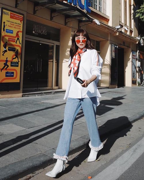 Jeans gấu tua rua được Sa Lim kết hợp cùng sơ mi thụng, nhấn nhá bằng một chiếc khăn đậm chất cổ điển.    