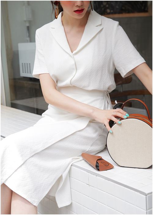 Váy bút chì và áo sơ mi trắng chất vải line - đủ mát cho hè và đủ thanh lịch cho những tối đầu thu se lạnh    