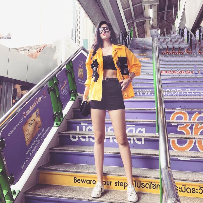 Huỳnh Tiên phối layer áo khoác tông vàng với crop top và quần shorts, vừa tôn vẻ nổi loạn vừa tô đậm vóc dáng sexy,    