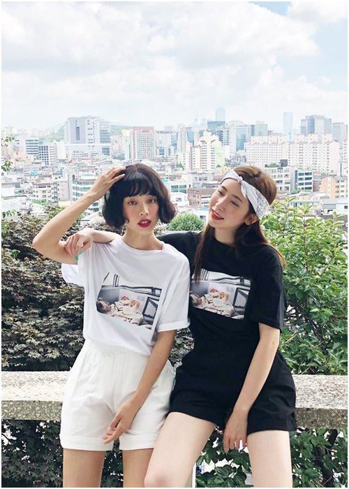 Quần đùi rộng và giày thể thao là cách hoàn hảo để làm mới phong cách với áo T-shirt của bạn    