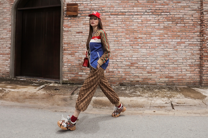 Nón và túi đeo Gucci có màu đỏ đồng điệu trở thành điểm nhấn khi người đẹp xuống phố.    