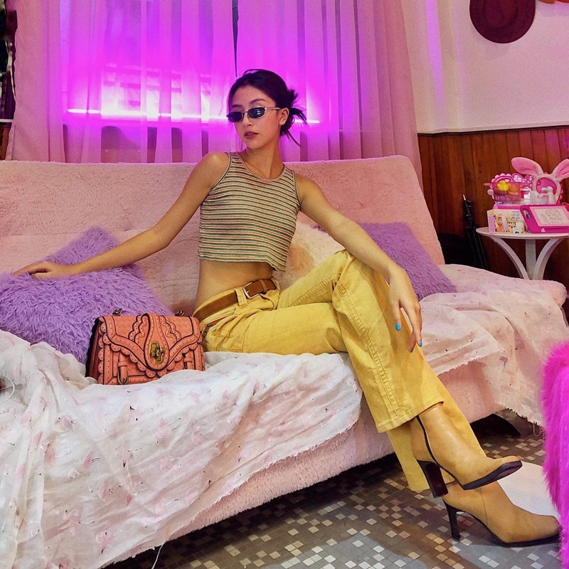 Ưu ái mẫu quần phủ tông màu vàng nhạt với crop top, Quỳnh Anh Shyn không chỉ phô được cơ bụng săn chắc mà còn làm tăng vẻ “chất lừ”. Set đồ của cô nàng cũng được “nâng tầm” không ít nhờ đôi boots tiệp màu quần và túi City Knot “đắt giá” từ Bottega Veneta.    