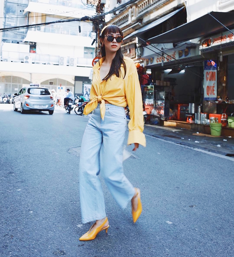 Salim biến tấu bộ cánh street style bằng cách buột vạt và mở rộng cúc cổ của thiết kế sơ mi vàng rực. Cô nàng tạo sự đồng điệu cho Shbet999 com đăng nhập với lựa chọn băng đô và giày đế thấp mang màu vàng ton-sur-ton, phối cùng quần denim ống rộng mang nét bụi phủi.    