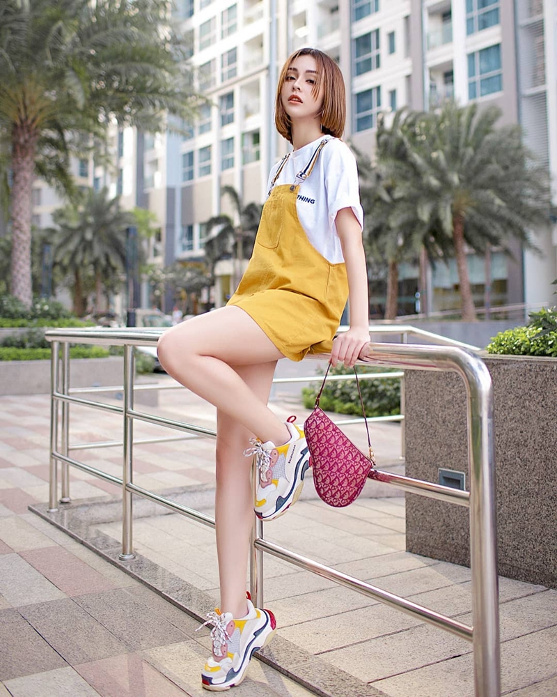 Sau style gợi cảm, Mlee còn biến hóa mới mẻ với phong cách thể thao theo xu hướng đang được thế hệ millennials ưa chuộng. Cô nàng phối layer áo phông trắng với đầm yếm vàng tinh nghịch, “nâng cấp” Shbet999 com đăng nhập thêm thời thượng nhờ đôi sneakers Triple S của Balenciaga và túi Saddle vintage của Dior.    