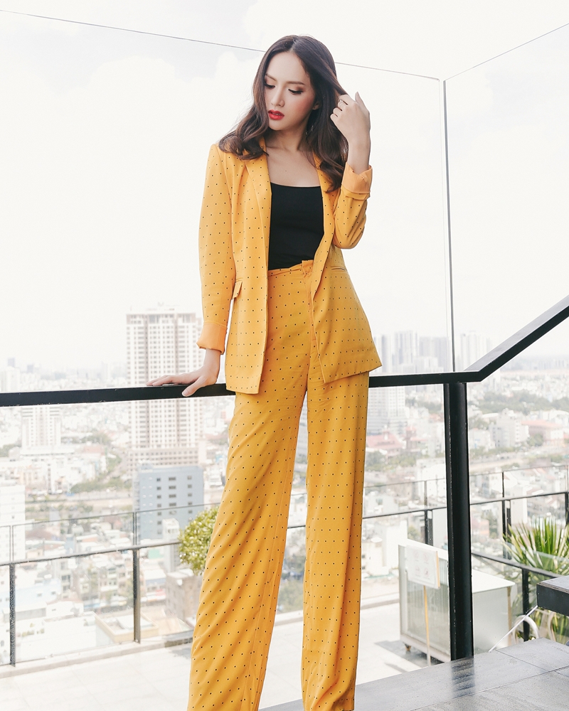 Với những quý cô công sở, một bộ suits với blazer và quần ống rộng chấm đen như thiết kế của Hương Giang chính là gợi ý tuyệt nhất để làm nổi bật vẻ thanh lịch, duyên dáng.    