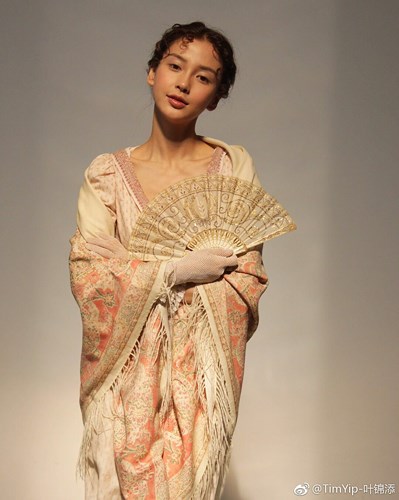 Trong bộ ảnh này, nữ diễn viên Angelababy lại một lần nữa ghi điểm với phong cách thời trang cổ điển châu Âu.