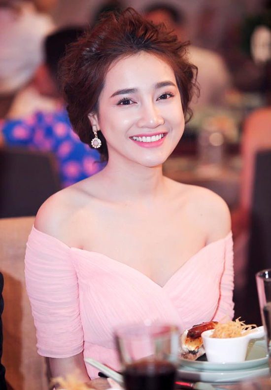 Bên cạnh sắc trắng tinh khôi, màu hồng, tím nhạt cũng được Nhã Phương yêu thích, mang lại vẻ đẹp đầy nữ tính cho cô.    