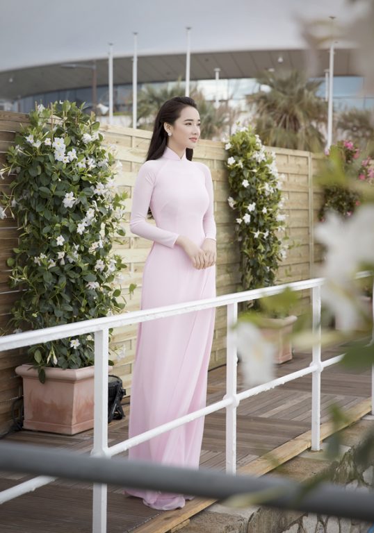 Diện áo dài màu hồng phớt vô cùng duyên dáng, xinh đẹp