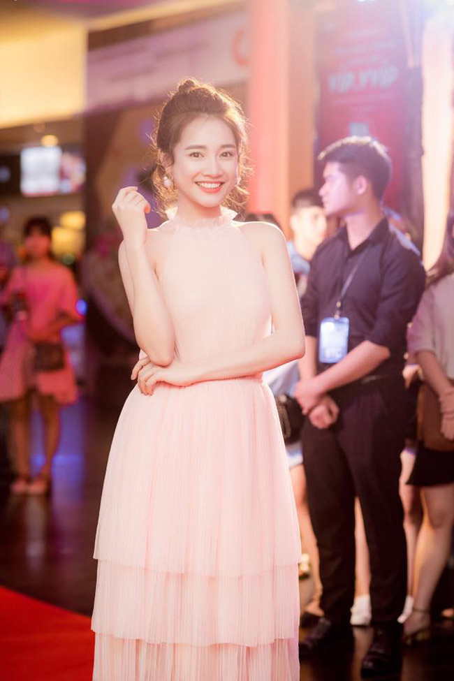 Đầm voan mỏng làm tôn nước da trắng ngần của Nhã Phương, đây chẳng phải nàng công chúa xinh đẹp trong cổ tích sao?  