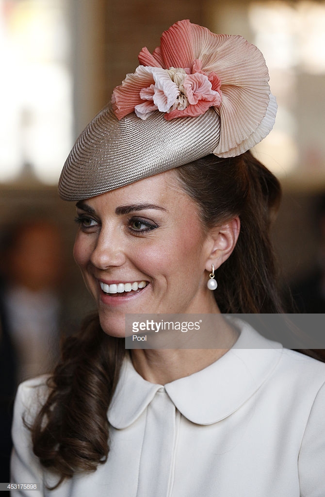Kate Middleton diện Shbet999 com đăng nhập trang nhã đơn giản nhưng cô chọn mũ đội đầu có thiết kế cầu kỳ từng chi tiết.    