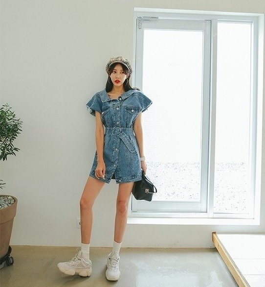 Đây là item được yêu thích trong ngày giao mùa. Váy sơ mi denim phù hợp với mọi vóc dáng. Chiếc váy này vừa thanh lịch vừa năng động bạn có thể mix cùng giày thể thao và mũ thời trang.    