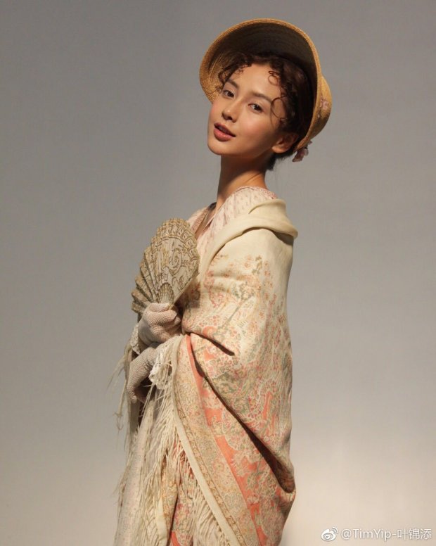 Angelababy để tóc búi cao, trang điểm theo phong cách của phụ nữ phương Tây  