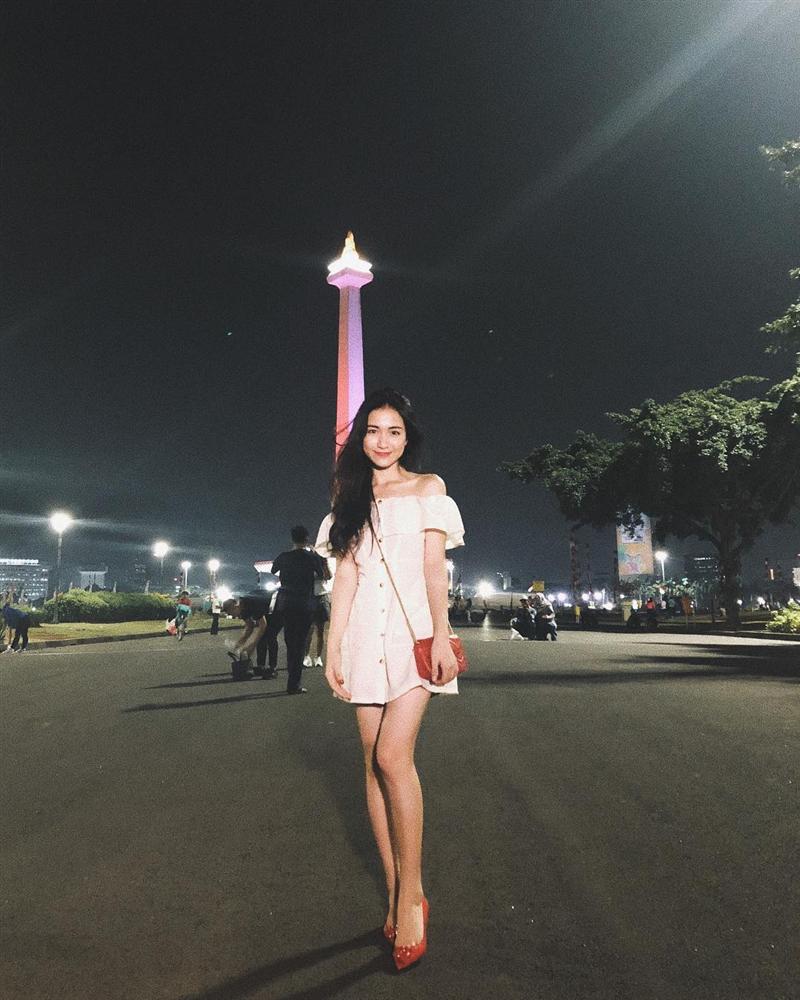 Hòa Minzy khoe outfit giản dị với đầm trễ vai nữ tính mix&match ton-sur-ton cùng túi xách và giầy cao gót.    