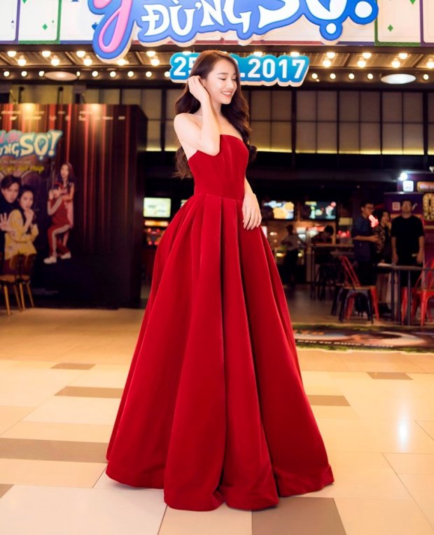 Sắc đỏ nổi bật giúp Nhã Phương biến thành quý bà quyến rũ  