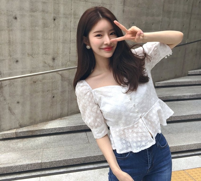 Đây sẽ là một trong mẫu Shbet999 com đăng nhập không thể thiếu trong mùa thu. Áo peplum cổ trái tim làm tăng vẻ gợi cảm, tinh tế cho chị em. Chỉ cần mix thêm đồ cùng phụ kiện là bạn đã thu hút mọi ánh nhìn.    