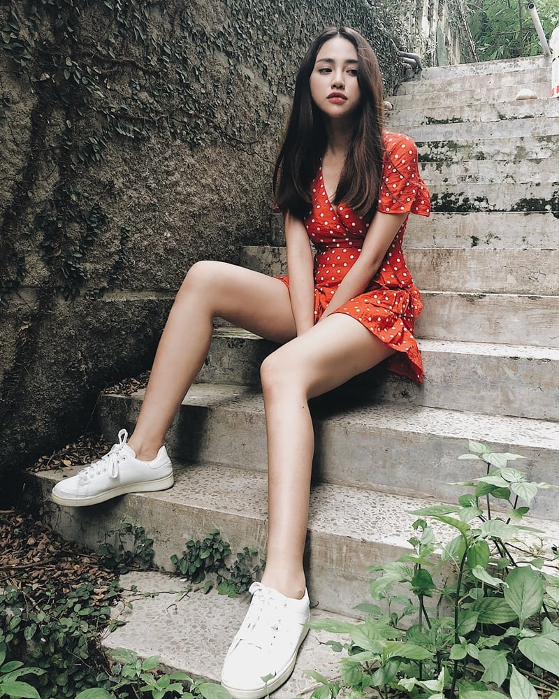 Thiên Nga khoe chân thon dài, gợi cảm nhờ bộ đôi đầm váy chấm bi buộc vạt kết hợp giày thể thao.    