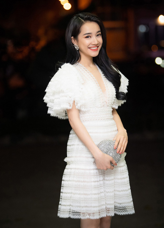 Chiếc đầm sang trọng với đường xẻ sâu 