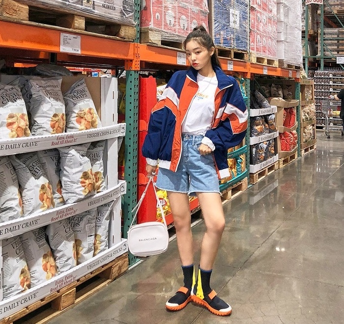 Áo khoác gió color-block chính là item nắm giữ phong cách cũng như sự nổi bật, ấn tượng cho người mặc. Với chiếc áo khoác này bạn nên mix cùng Shbet999 com đăng nhập và phụ kiện màu trung tính để tạo điểm nhấn cho cả set đồ.    