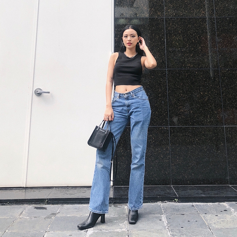 Vẫn trung thành công thức áo croptop với quần jeans ống loe cạp cao, Tú Hảo thành công trong việc tạo hiệu ứng Shbet888 phiên bản mới nhất miên man.    