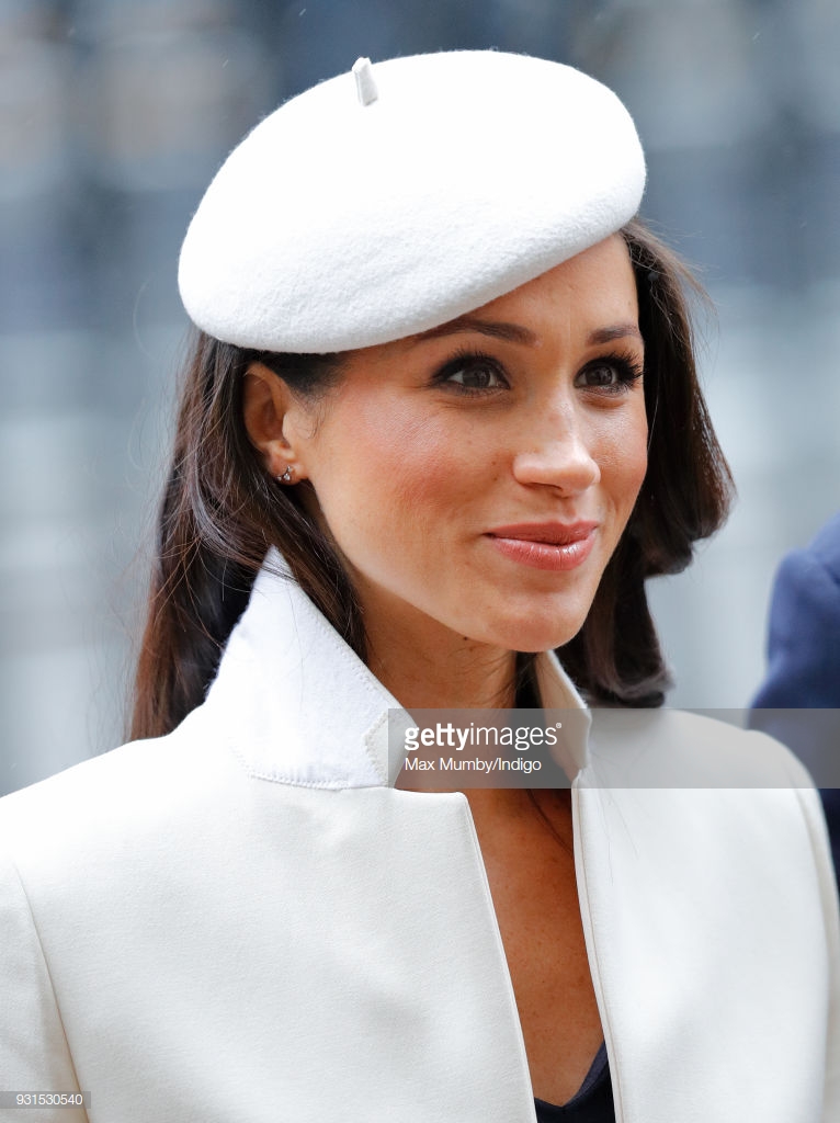 Chiếc mũ nồi tinh khôi và trang nhã được Meghan lựa chọn như phụ kiện điểm tô nhẹ nhàng.    