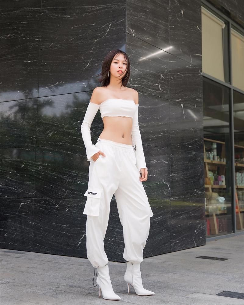 Chưa khi nào thấy Phí Phương Anh lại sexy hết nấc thế này. Nếu như Khánh Linh diện cả cây đen thì Phí Phương Anh lại lựa chọn set đồ trắng toàn tập cùng áo ngắn 