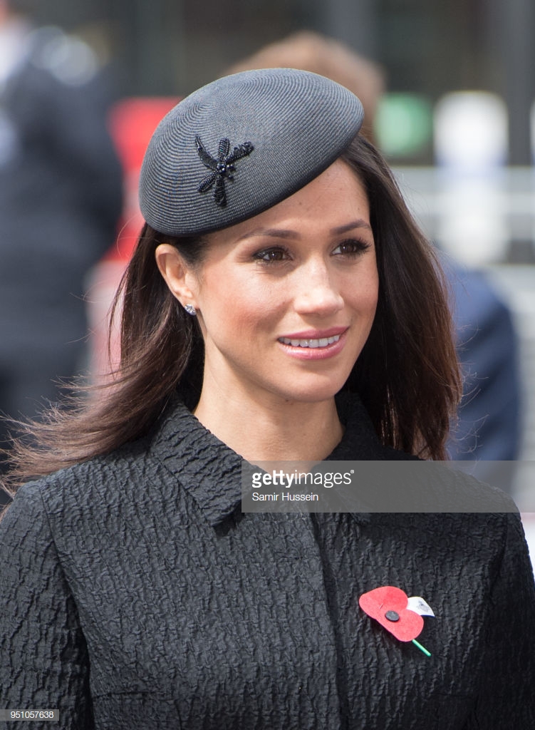 Cách chọn mũ hoàng gia của Công nương Meghan Markle khá đơn giản và chỉ điểm nhẹ bằng chi tiết đính cườm. 