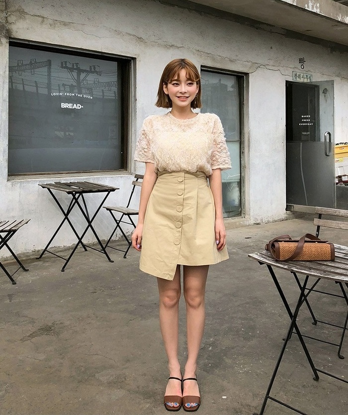 Đây là chiếc váy hot nhất mùa thu năm nay. Chân váy quấn dễ sử dụng và mang lại sự thoải mái cho phái đẹp. Bạn có thể dễ dàng phối hợp với áo thun, áo sơ mi, áo trễ vai hay áo lụa để đi dạo phố hay đến văn phòng.    