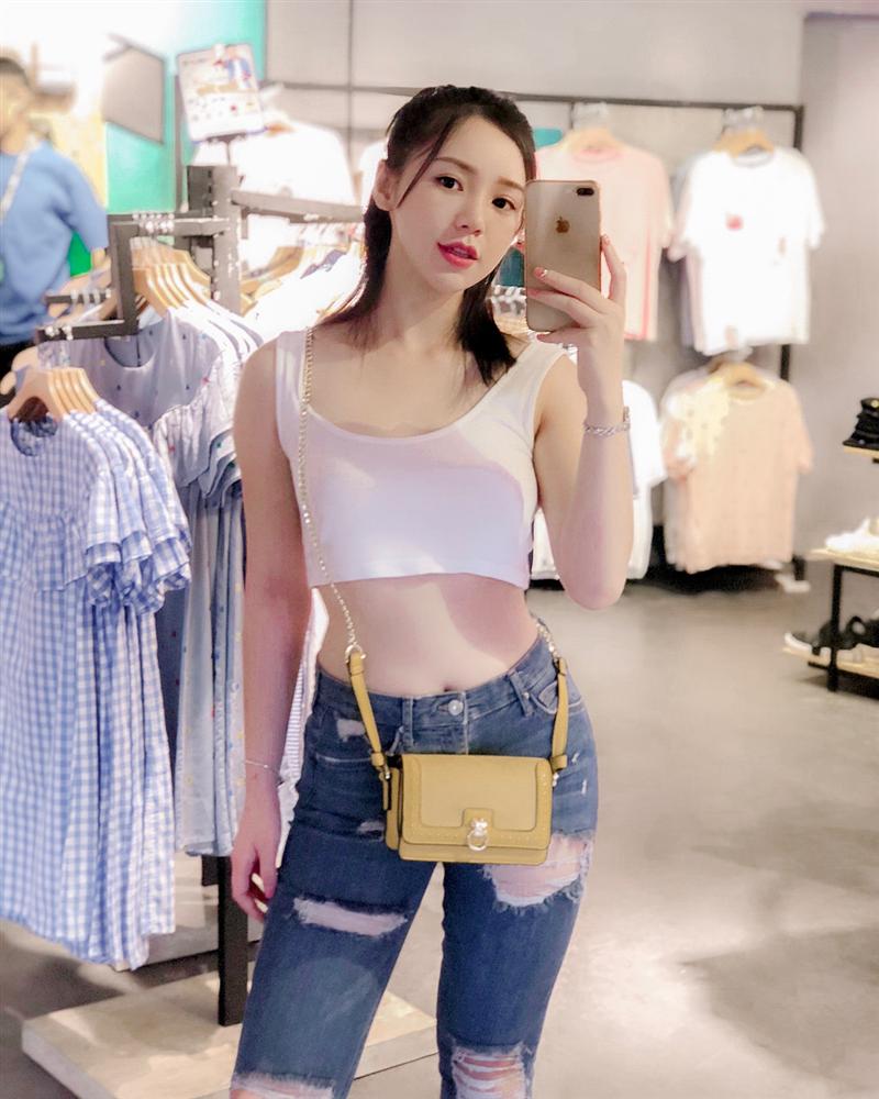 Quỳnh Kool sexy cùng áo croptop mix quần jeans rách trendy.    