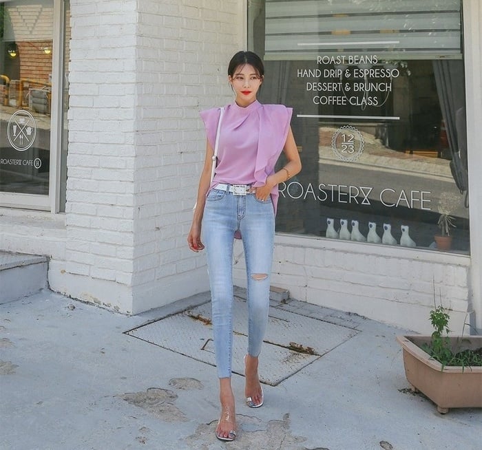 Áo sơ mi cổ cao rất thích hợp với tiết trời thu. Chỉ cần kết hợp cùng quần jeans hay chân váy là bạn có thể tự tin tới công sở những ngày đầu mùa lạnh.    