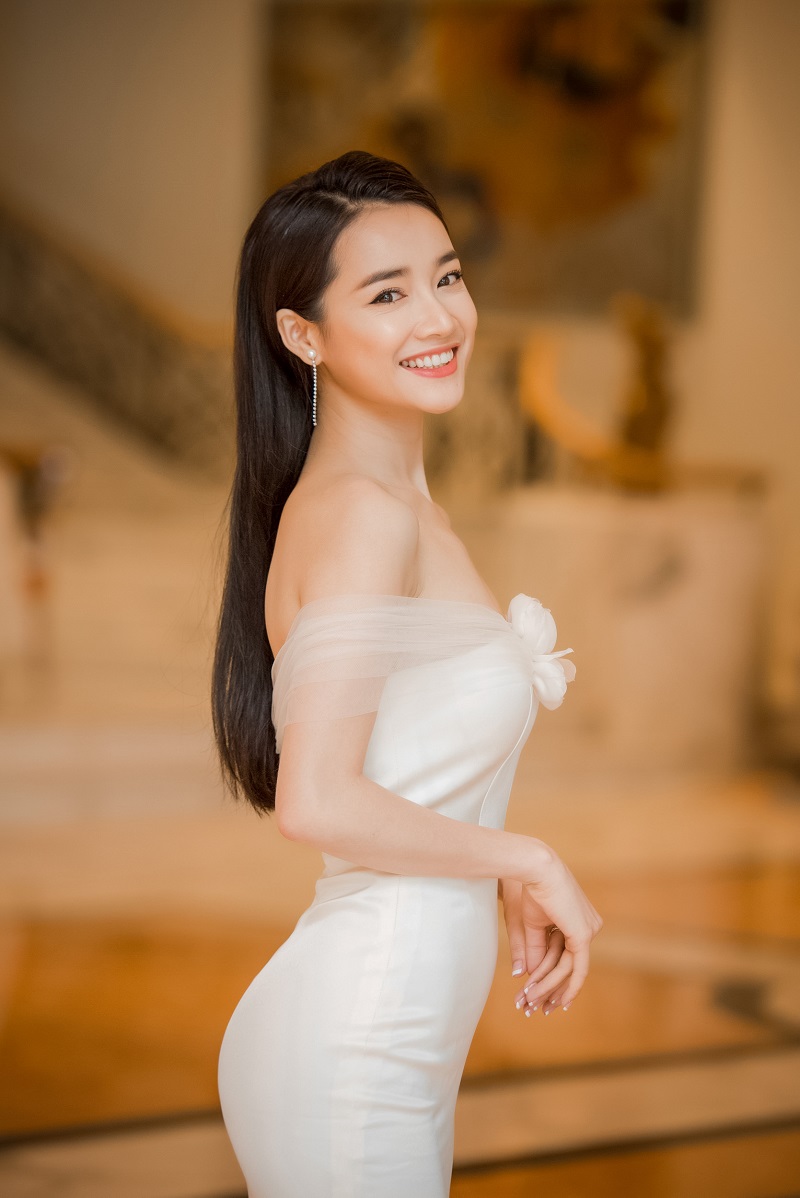 Vẻ đẹp tinh khôi tựa sương mai, lại vô cùng gợi cảm.  