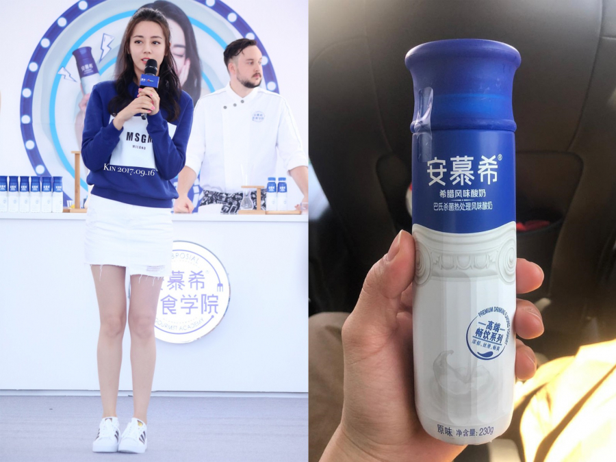 Đầu tiên là dòng sữa chua uống có bao bì màu xanh trắng, tham dự sự kiện của hãng cô nàng cũng chọn nguyên set đồ có màu sắc y hệt với áo xanh váy trắng.    