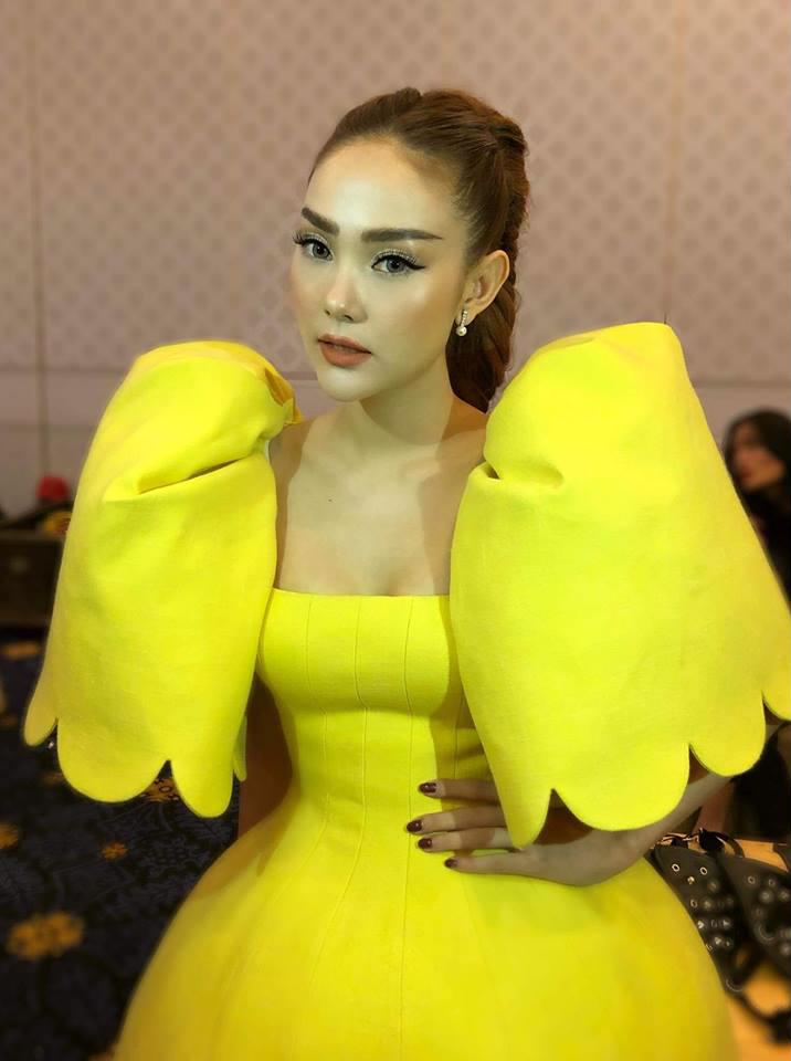 Minh Hằng nổi bần bật như một chú gà con vàng chóe, đây là một trong những thiết kế mới nhất của NTK Nguyễn Công Trí