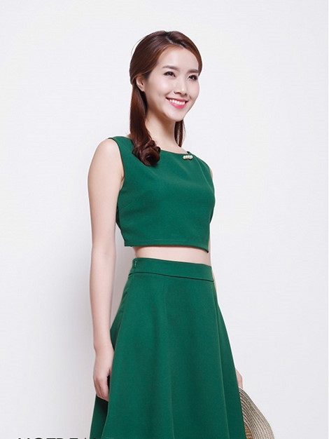  Cách dễ dàng nhất để diện cả set đồ xanh lá là bạn hãy phối đồ theo nguyên tắc ton sur ton quen thuộc. Sự đồng nhất về màu sắc sẽ góp phần làm tăng hiệu quả thị giác gấp đôi cho người mặc.  