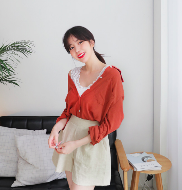 Một set layer thú vị, trong trẻo dành cho các nàng dạo phố tuần này. Set đồ đơn giản chỉ áo sơmi cùng quần vải trở nên thú vị hơn cả khi mix layer cùng một thiết kế áo sát nách và buông khuy hững hờ.    