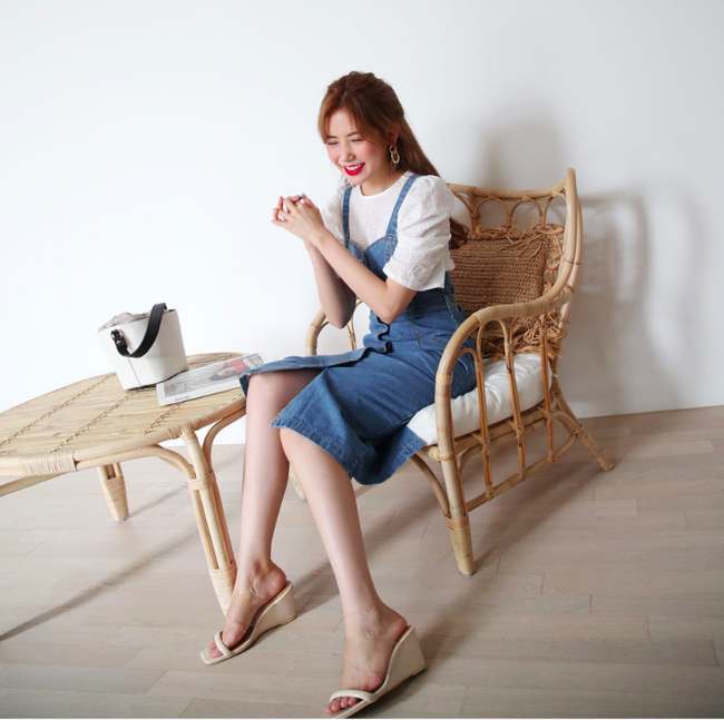 Váy denim tưởng là thô cứng nay bỗng yểu điệu bất ngờ khi được diện cùng một thiết kế áo ren trắng nhẹ nhàng.    
